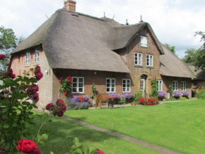 Historischer Davidshof - reetgedecktes Friesenhaus von 1824